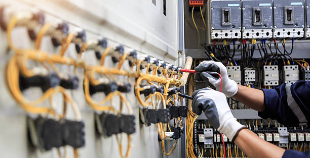 Professional Electrician technician working in Edgewood, FL